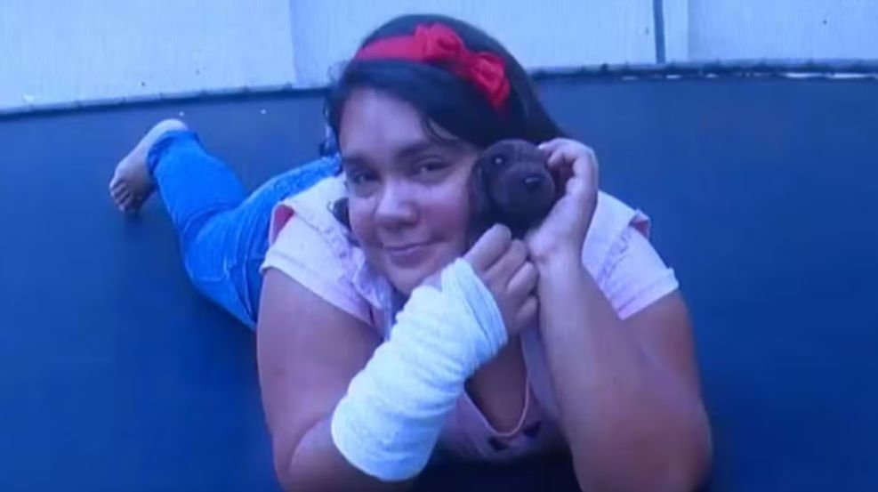 FINGIO SER UNA NIÑA DE 12 AÑOS DURANTE MÁS DE UNA DÉCADA PARA QUE FAMILIAS ADOPTIVAS LA MANTENGAN