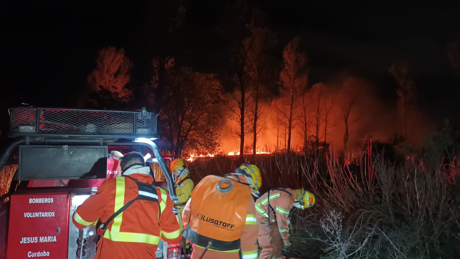 DOS DOTACIONES DE BOMBEROS CONTUVIERON UN INCENDIO DE PASTIZALES EN UNA CHACRA DE COLONIA CAROYA