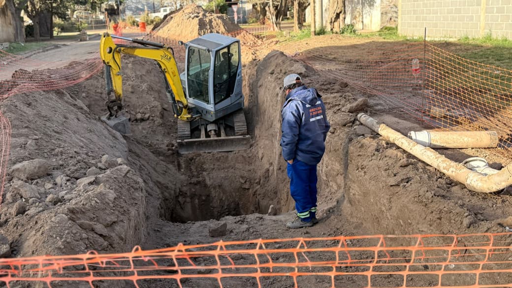 AVANZAN LOS TRABAJOS DE DESOBSTRUCCIÓN CLOACAL EN BARRIO AGUA MANSA CON CORTE DE TRÁNSITO