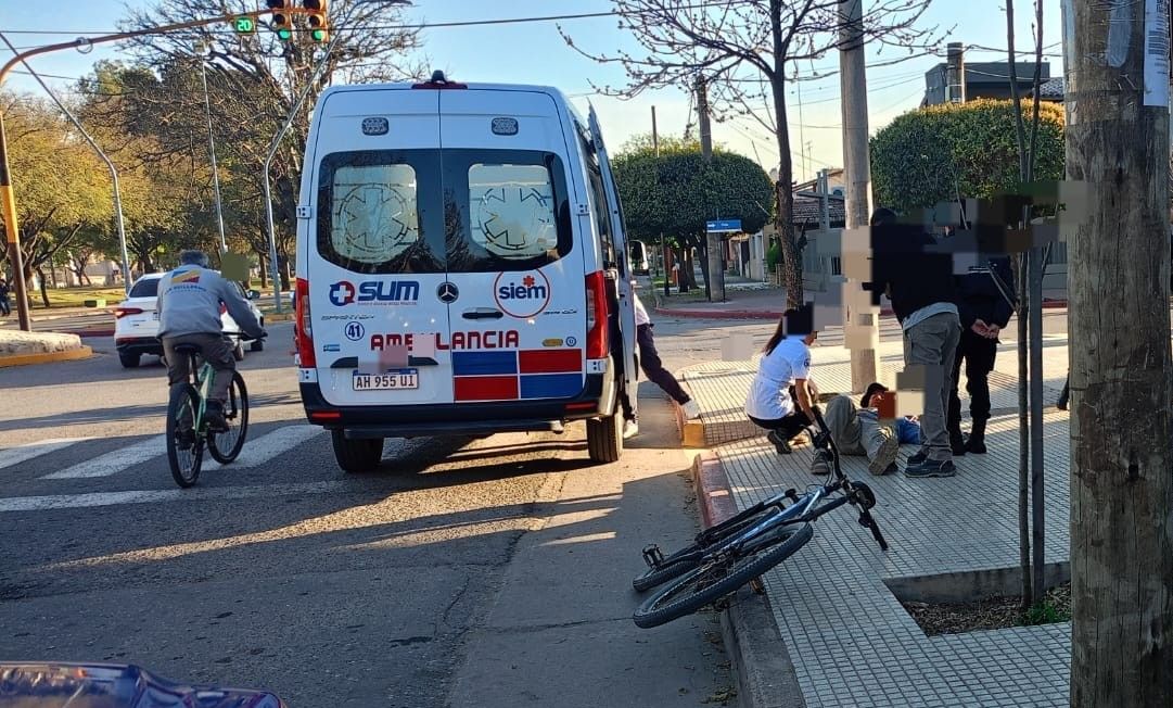 JESÚS MARÍA: ABRIÓ LA PUERTA DEL AUTO Y LE PEGÓ A UN CICLISTA QUE TERMINÓ INTERNADO