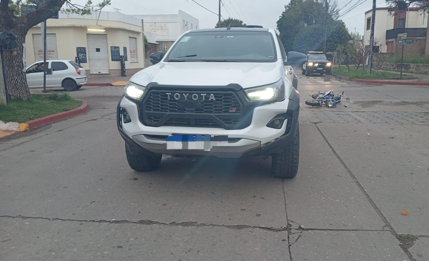 JESÚS MARÍA: UNA MOTOCICLISTA HERIDA EN UN CHOQUE CON UNA CAMIONETA