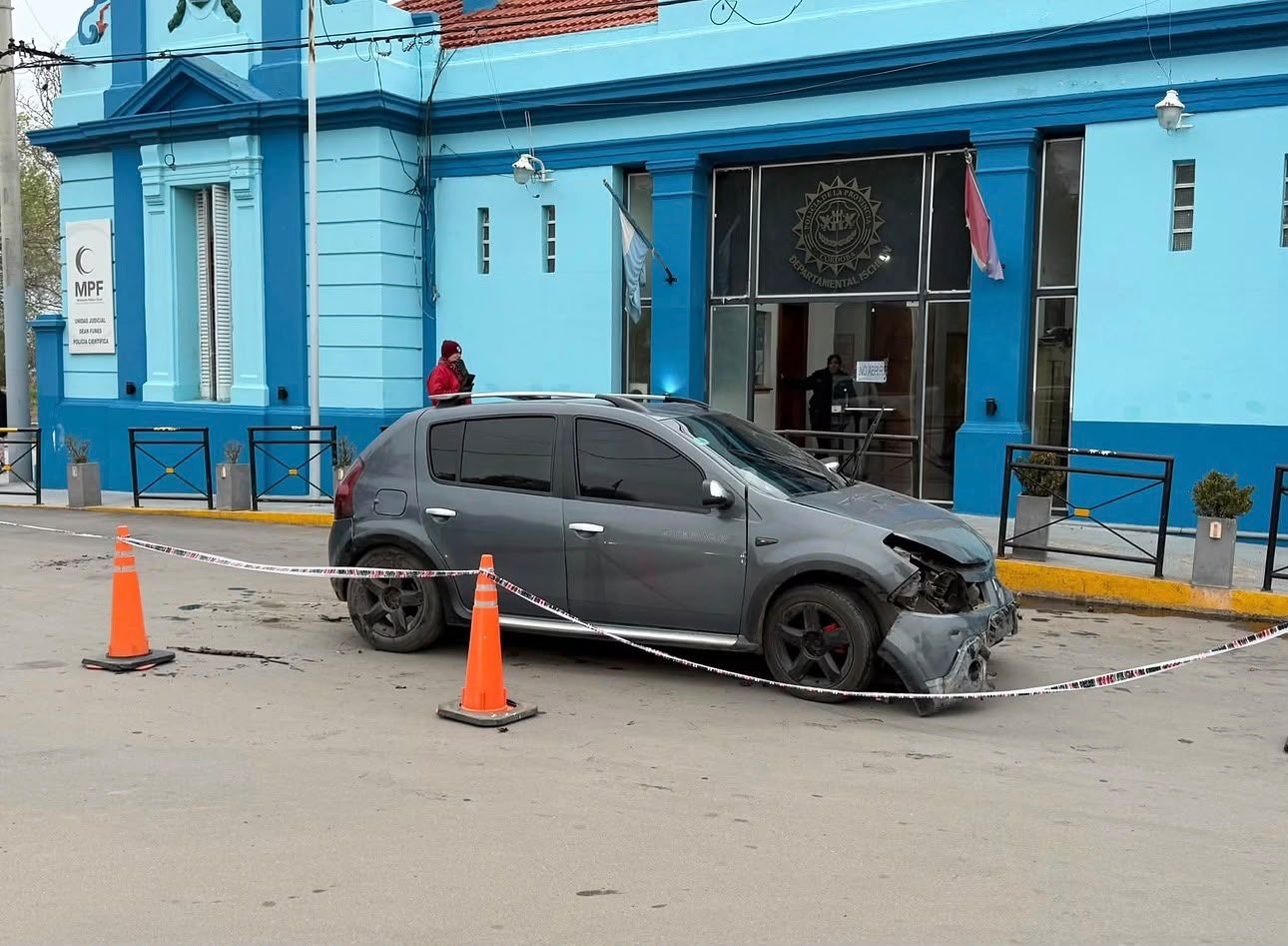 UN AUTO CHOCÓ CONTRA EL FRENTE DE LA COMISARÍA DE DEAN FUNES Imagen, gentileza de Noticias Dean Funes