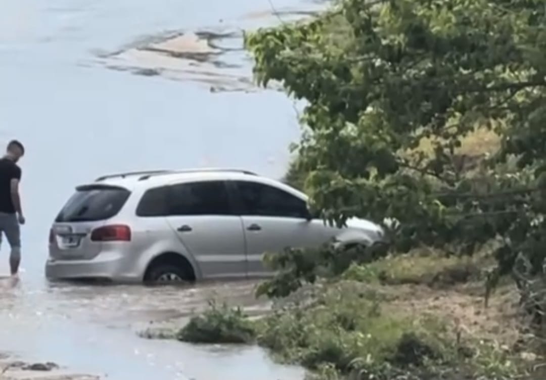 UN AUTOMÓVIL CON DOS JÓVENES GENDARMES CAYÓ AL CAUCE DEL RÍO DETRÁS DEL ANFITEATRO EN JESÚS MARÍA