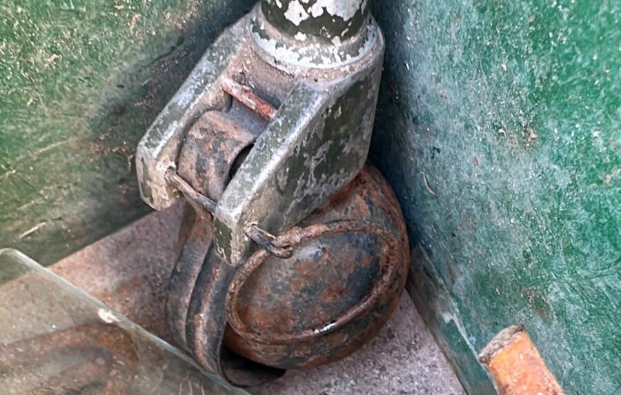 ENCONTRARON UNA GRANADA DE MANO TIRADA EN LA CALLE EN COLONIA CAROYA