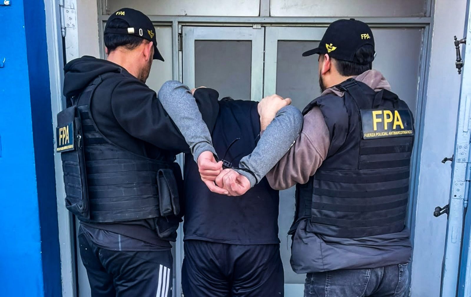 CRUZ DEL EJE: LA FPA DETUVO A UN SUJETO QUE RECLUTABA MUJERES PARA INGRESAR DROGA A LA CÁRCEL