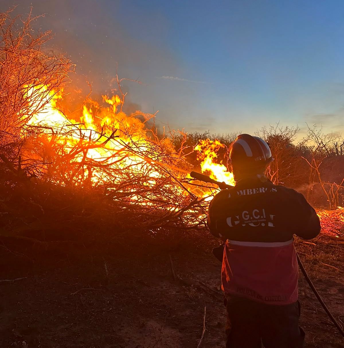 BOMBEROS INTERVINIERON EN UNA ENORME QUEMA EN EL PARAJE SANTA CATALINA