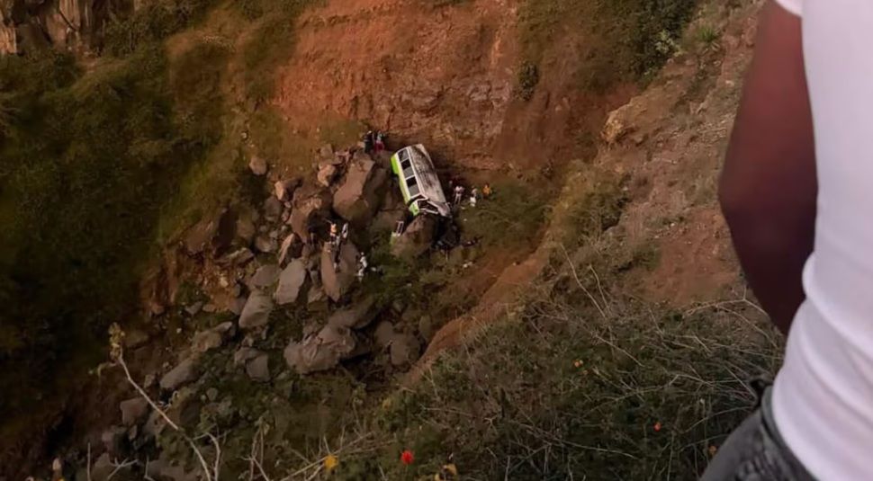 TRAGEDIA EN CABO VERDE: UN AUTOBÚS DESBARRANCÓ Y DEJÓ AL MENOS 25 MUERTOS