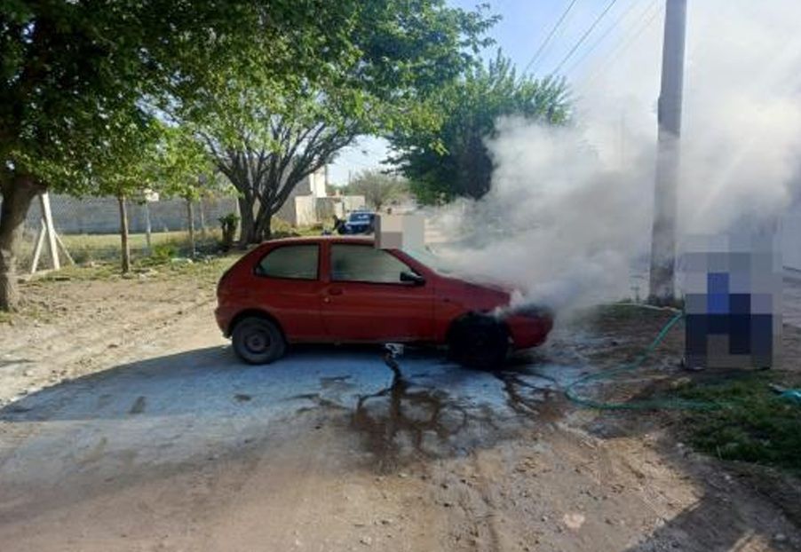 BOMBEROS SOFOCAN EL INCENDIO DE UN AUTOMÓVIL EN CRUZ DEL EJE