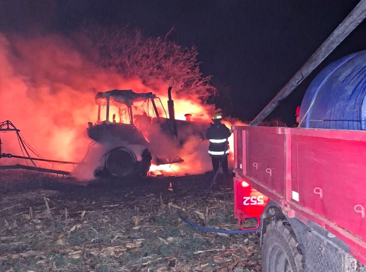 UN TRACTOR SE INCENDIÓ POR COMPLETO EN UN CAMPO DE RÍO SECO
