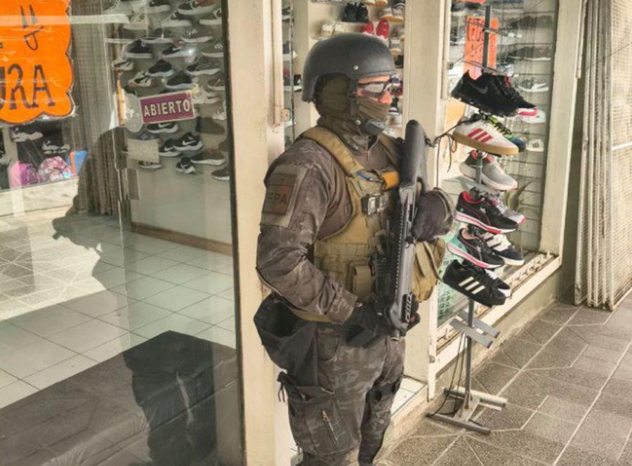 CÓRDOBA: VENDÍAN DROGAS OCULTAS EN ZAPATILLAS Y FUERON DETENIDOS EN LA PEATONAL