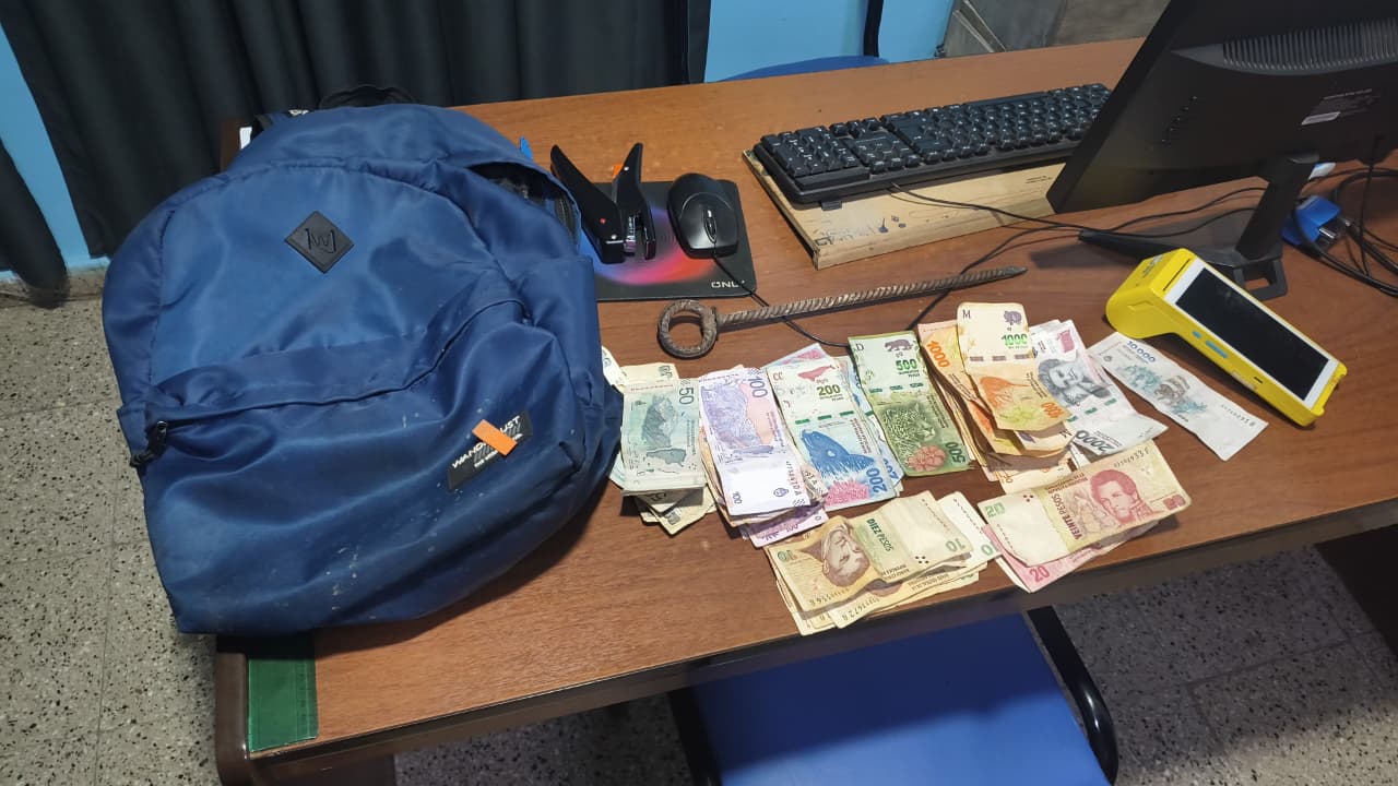 ATRAPADO IN FRAGANTI TRAS ASALTAR UN COMERCIO EN COLONIA CAROYA