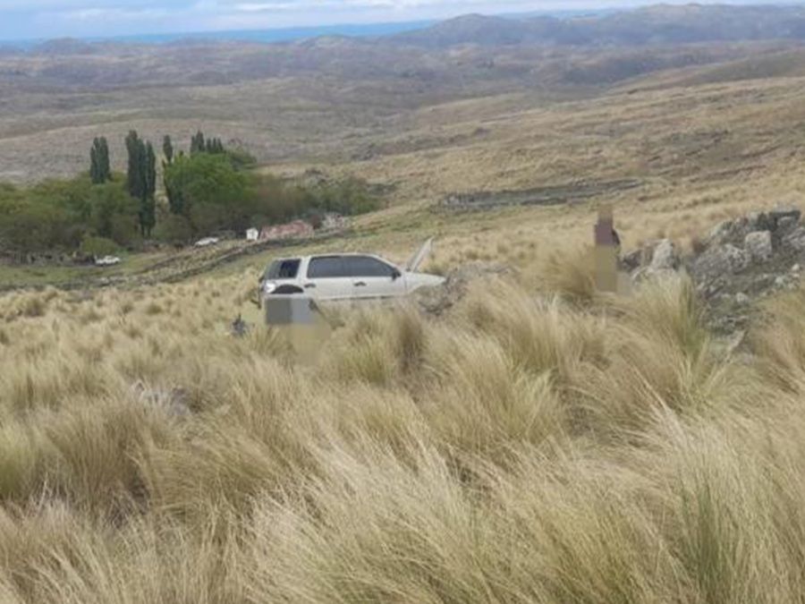 UNA FAMILIA VOLCÓ Y DEJÓ UN HERIDO EN CRUZ DE CAÑA