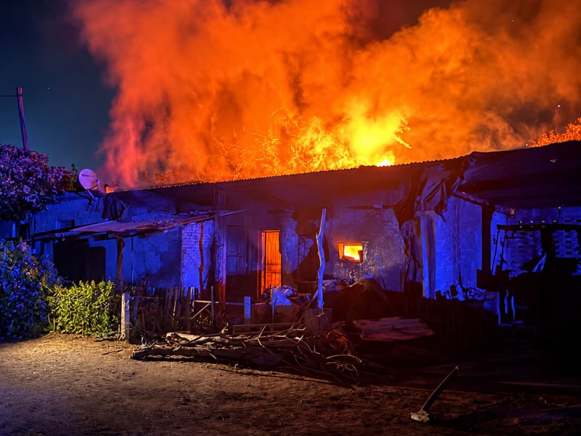 COLONIA CAROYA: USABAN UNA RESISTENCIA CASERA PARA COCINAR Y SE LES PRENDIÓ FUEGO PARTE DE LA CASA