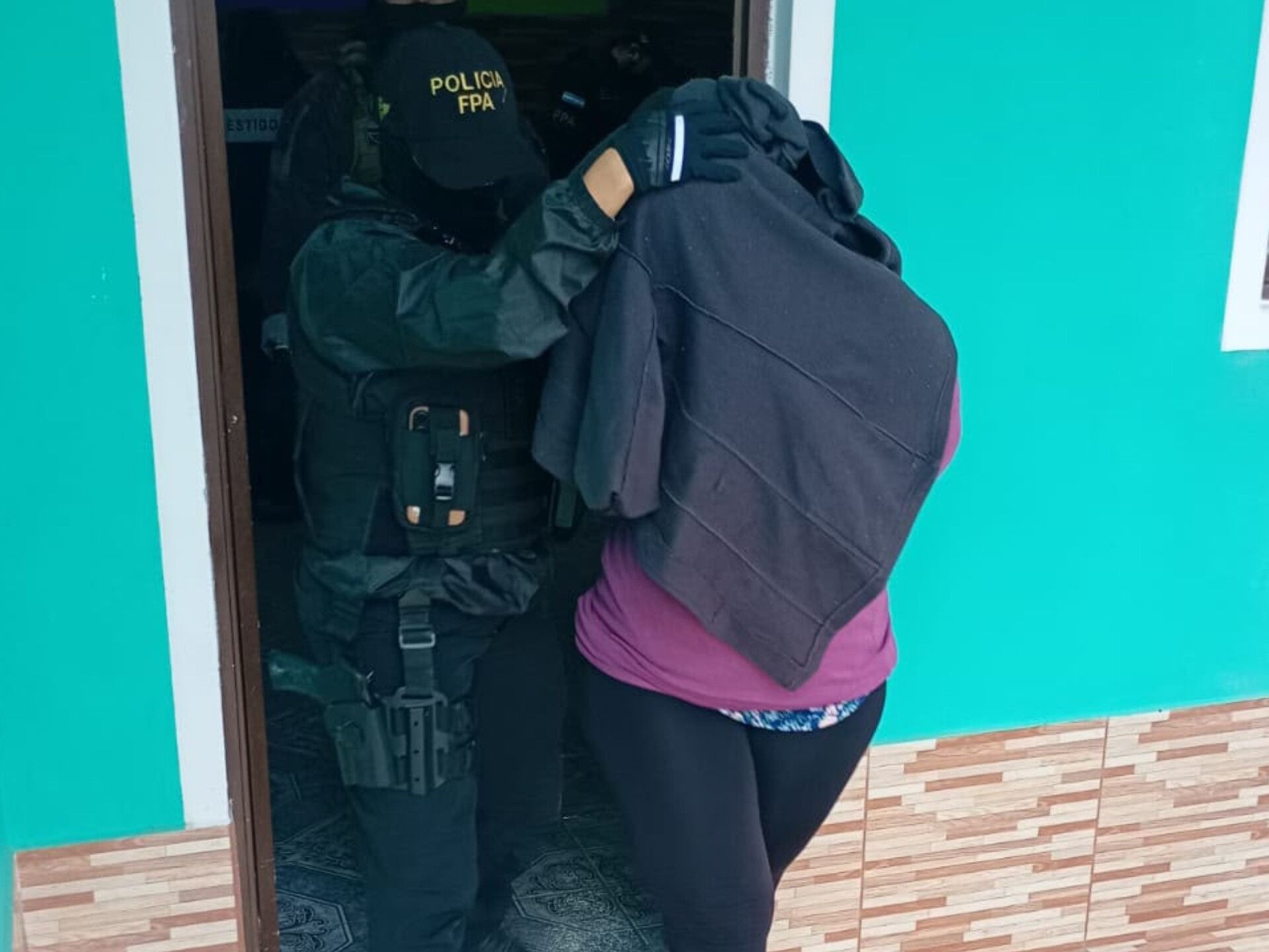 UNA MUJER DETENIDA POR DROGAS EN CRUZ DEL EJE