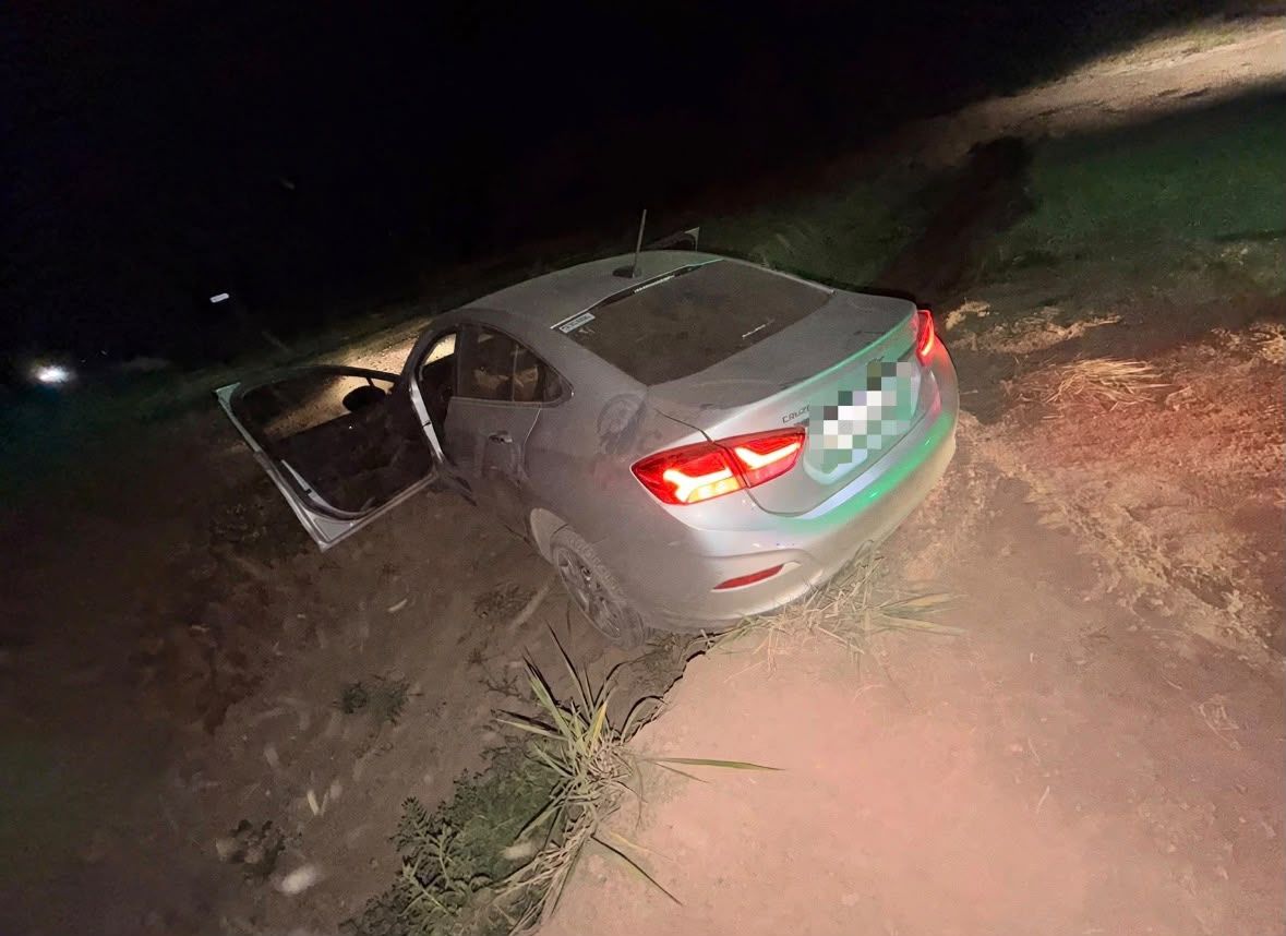 UN AUTOMÓVIL PERDIÓ EL CONTROL Y CAYÓ A UN DESAGÜE EN EL CRUCE DE RUTAS EN BALNEARIA