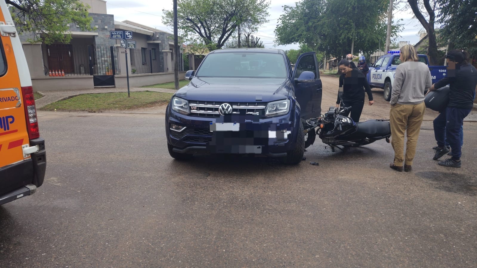 COLONIA CAROYA: UN JOVEN FUE TRASLADADO TRAS UN ACCIDENTE ENTRE UNA CAMIONETA Y UNA MOTOCICLETA