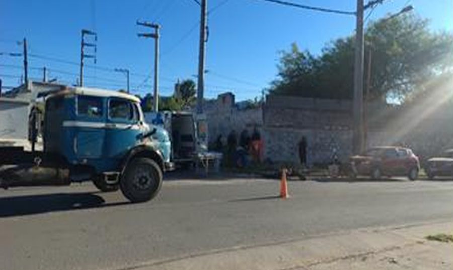 UN MOTOCICLISTA RESULTÓ HERIDO TRAS CHOCAR CON UN CAMIÓN EN PLENO CENTRO DE CRUZ DEL EJE