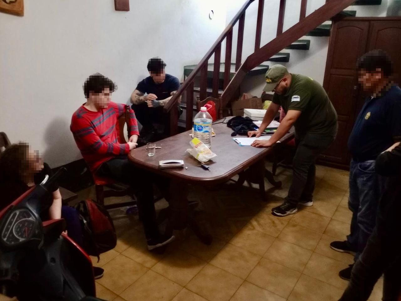 DETUVIERON EN CHACO A DOS HOMBRES QUE USABAN INTELIGENCIA ARTIFICIAL PARA PLANIFICAR UN TIROTEO EN ESCUELAS
